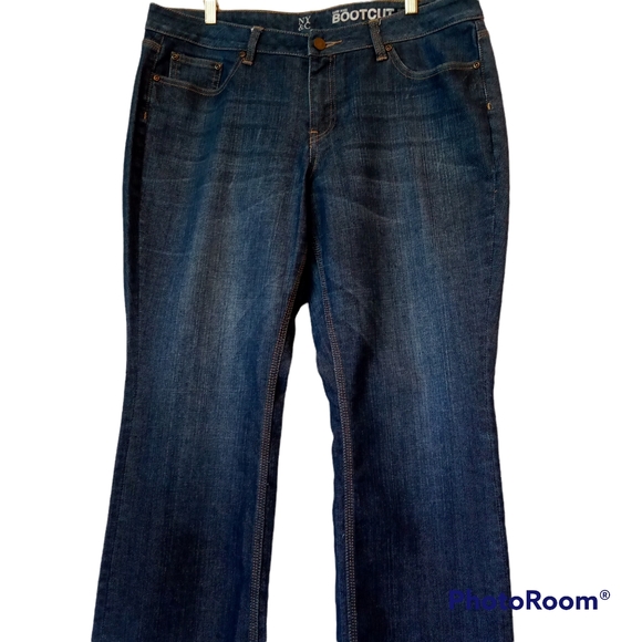 NY&C Curvy Bootcut Low Rise Jeans size 16P petite Med Wash Slight Stretch EXC - Picture 1 of 11